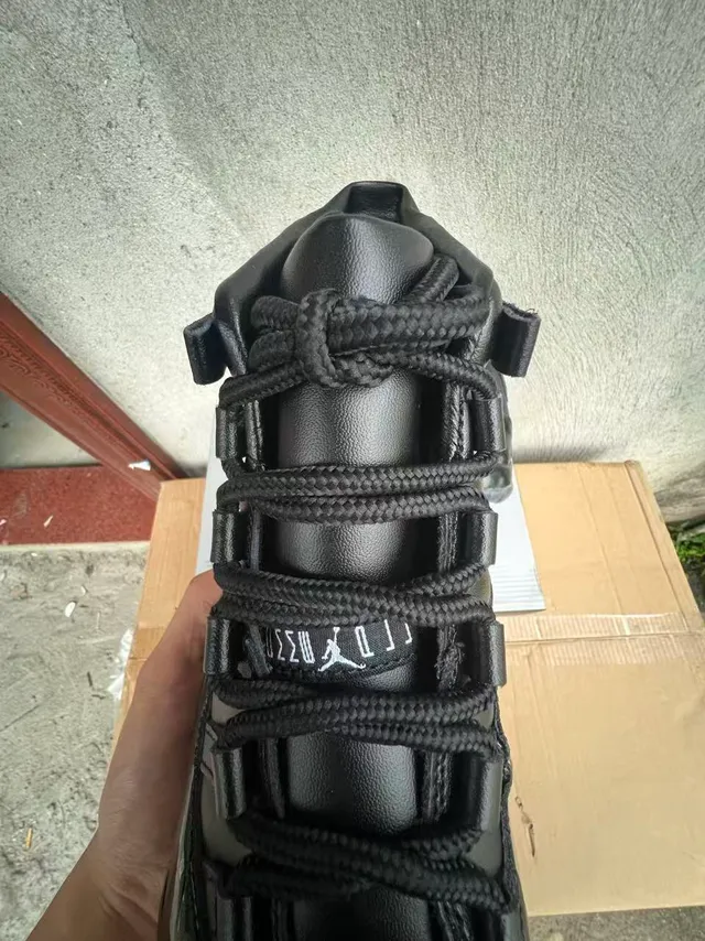 Chaussures de basketball Air Jordan 11 en cuir verni noir 4