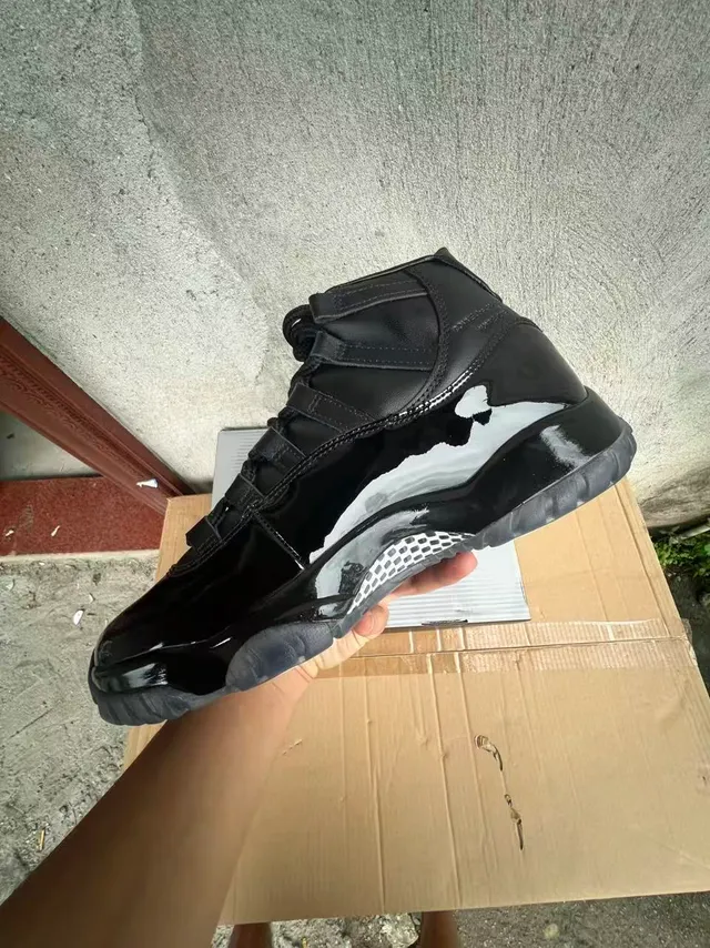 Chaussures de basketball Air Jordan 11 en cuir verni noir 5