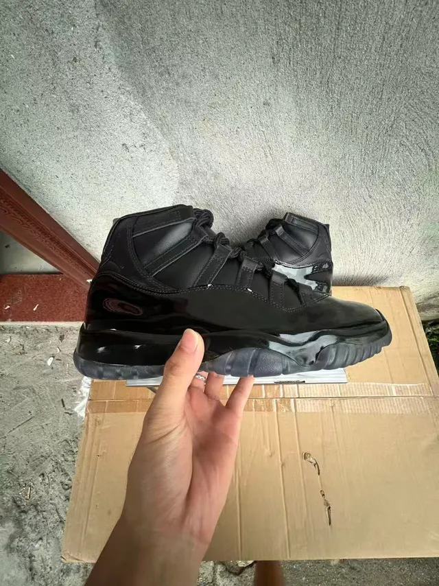 Chaussures de basketball Air Jordan 11 en cuir verni noir 7