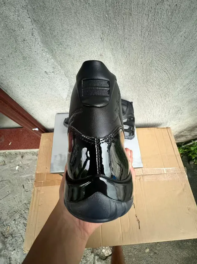 Chaussures de basketball Air Jordan 11 en cuir verni noir 8