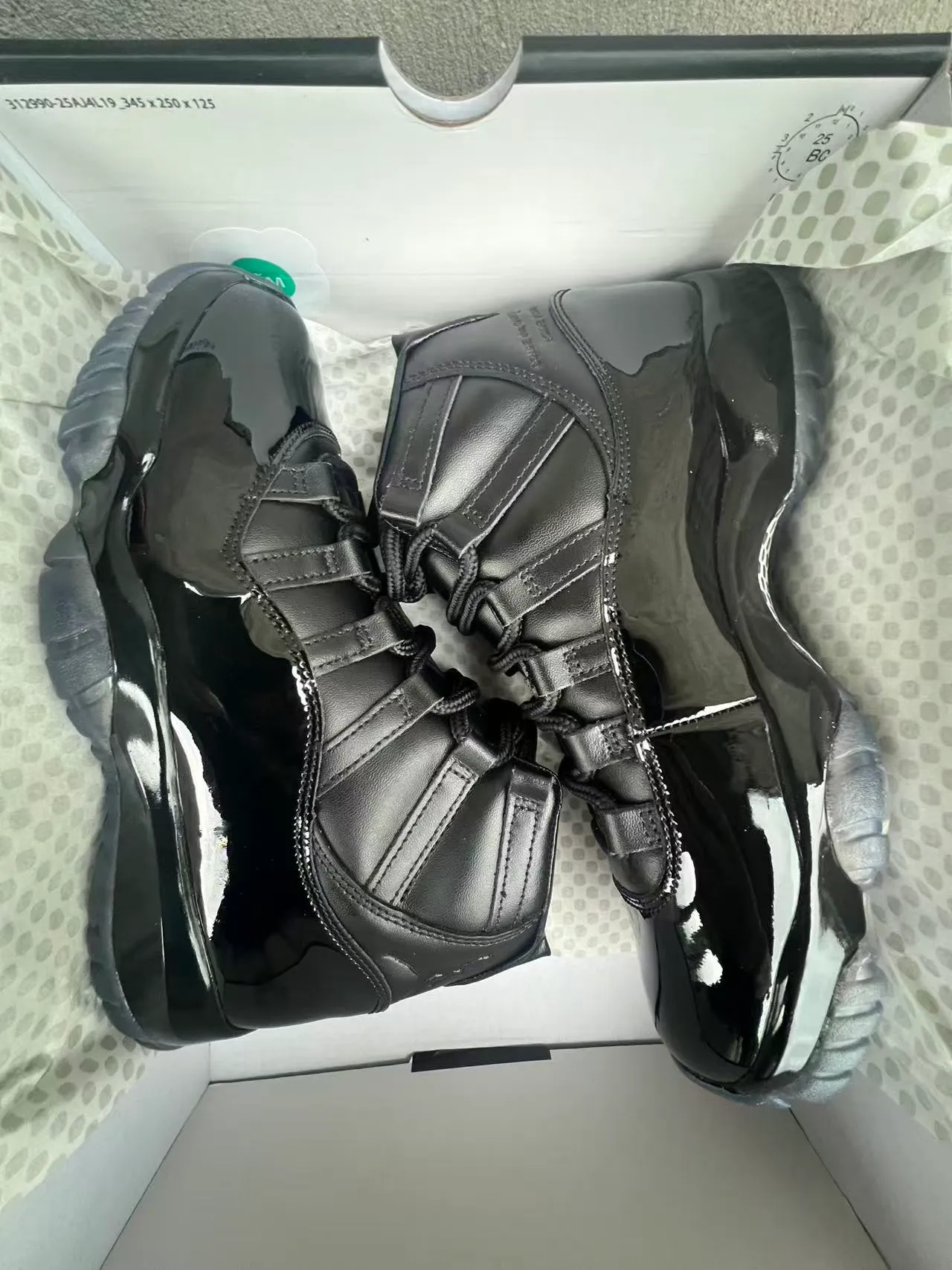 Chaussures de basketball Air Jordan 11 en cuir verni noir 9