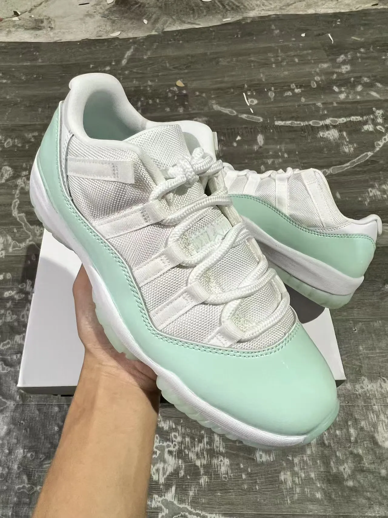 Tênis de basquete Air Jordan 11 em couro envernizado verde-menta 2