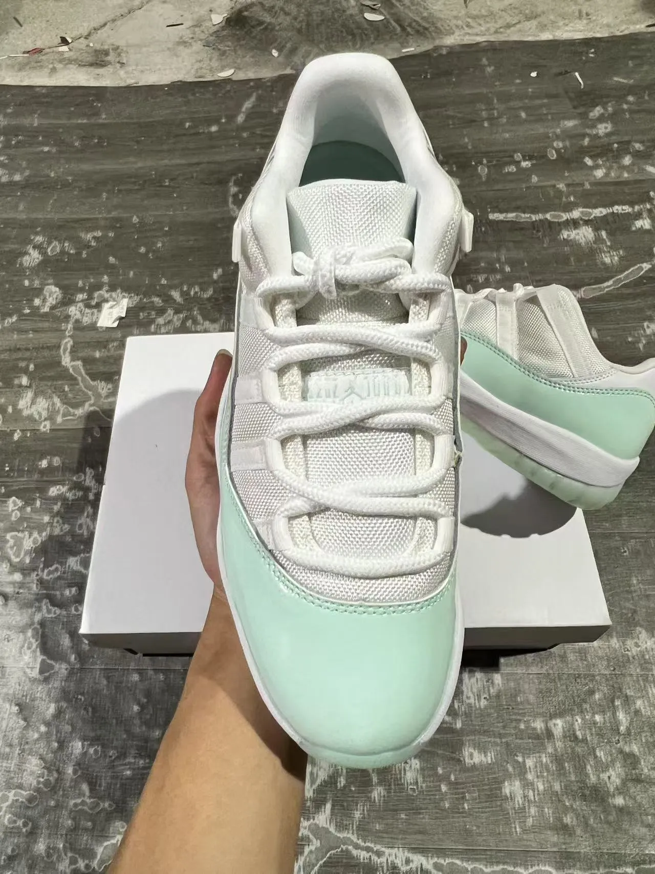 Tênis de basquete Air Jordan 11 em couro envernizado verde-menta 3