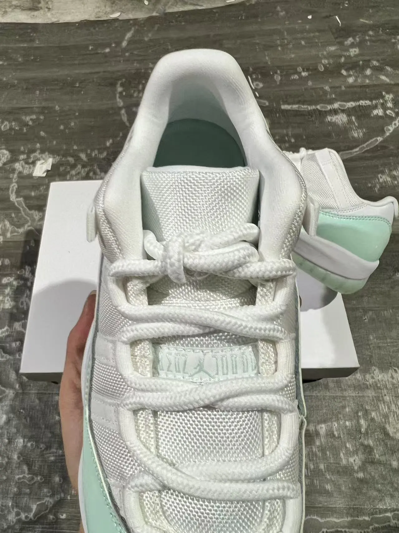 Tênis de basquete Air Jordan 11 em couro envernizado verde-menta 4