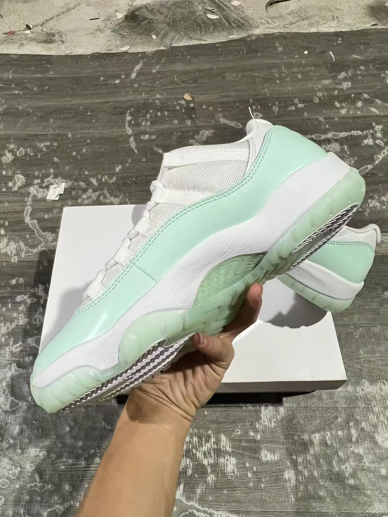 Tênis de basquete Air Jordan 11 em couro envernizado verde-menta 5