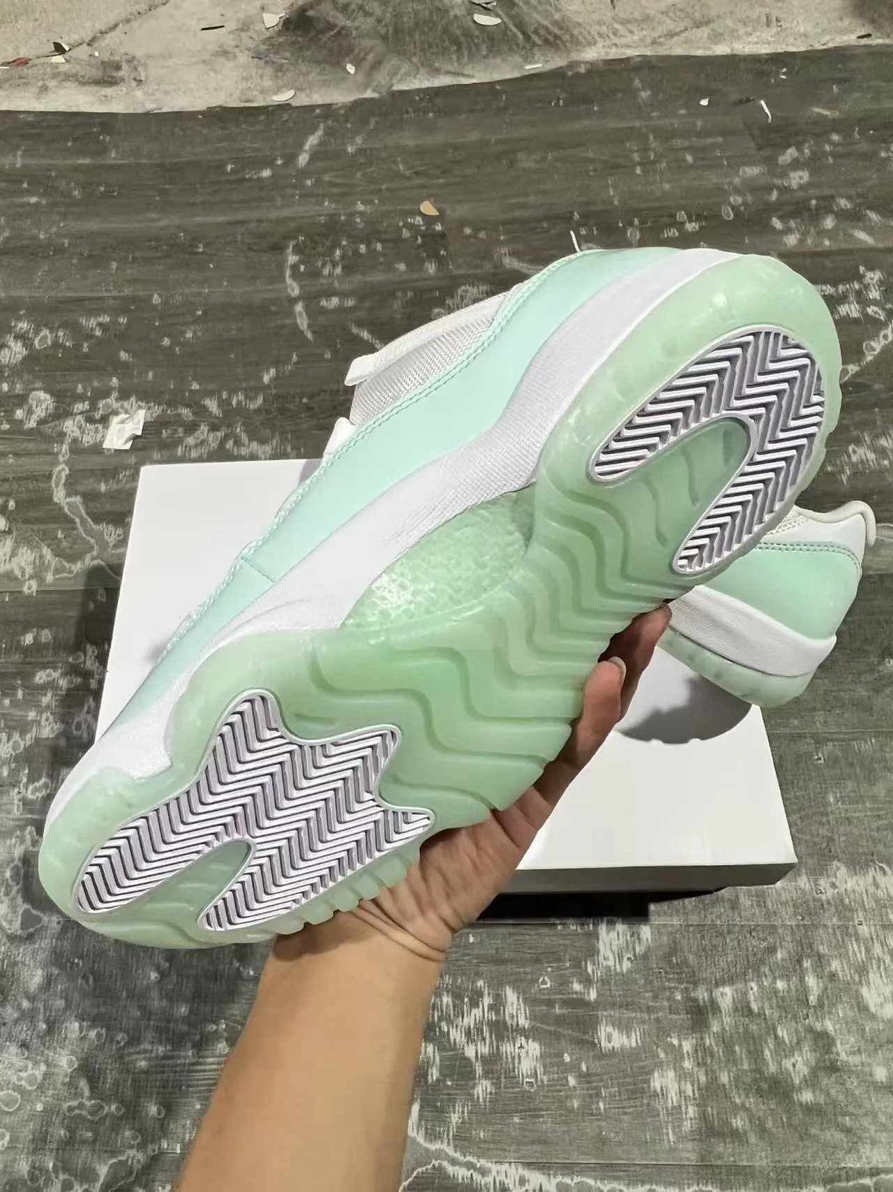 Tênis de basquete Air Jordan 11 em couro envernizado verde-menta 6