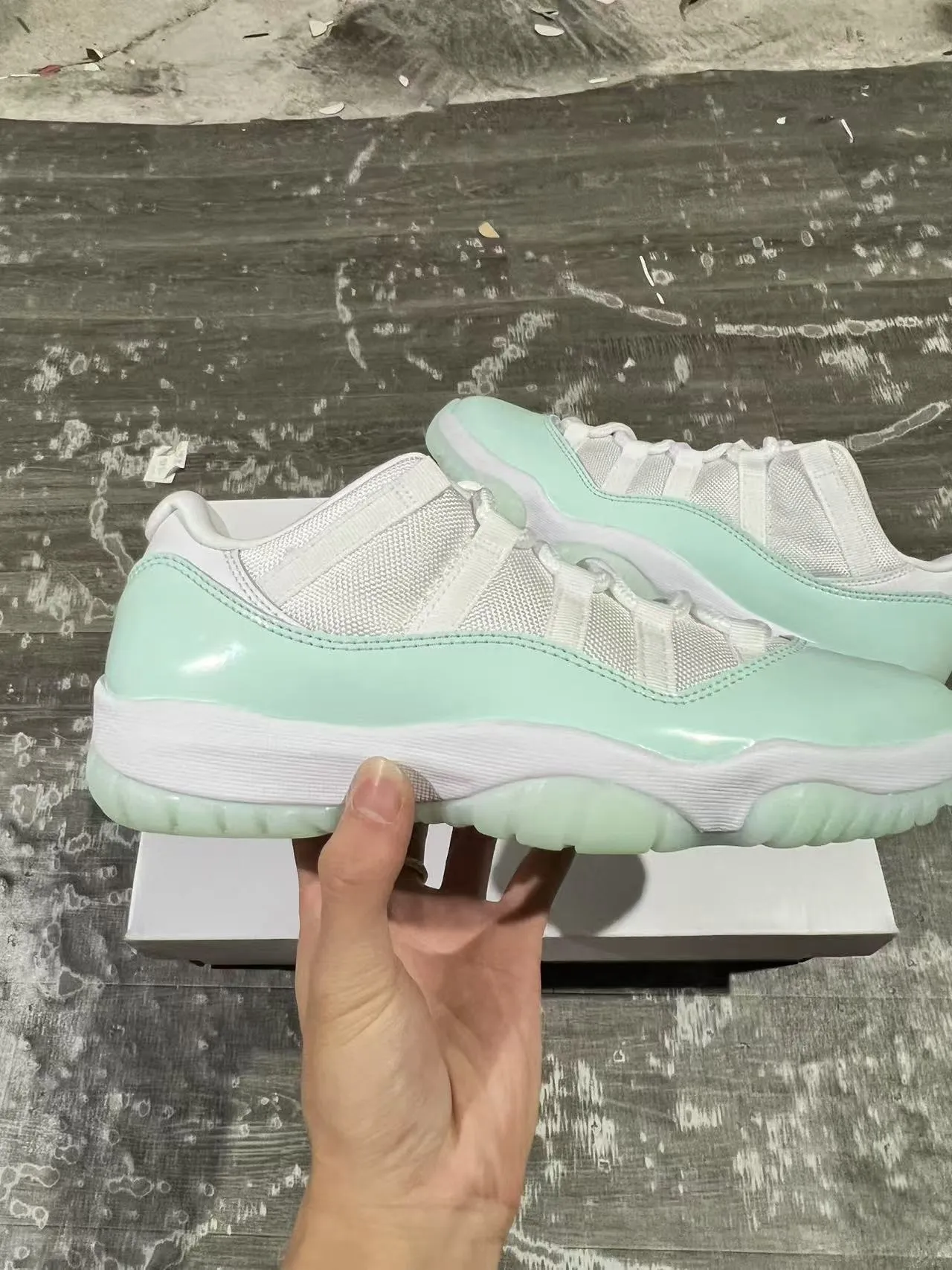Tênis de basquete Air Jordan 11 em couro envernizado verde-menta 7
