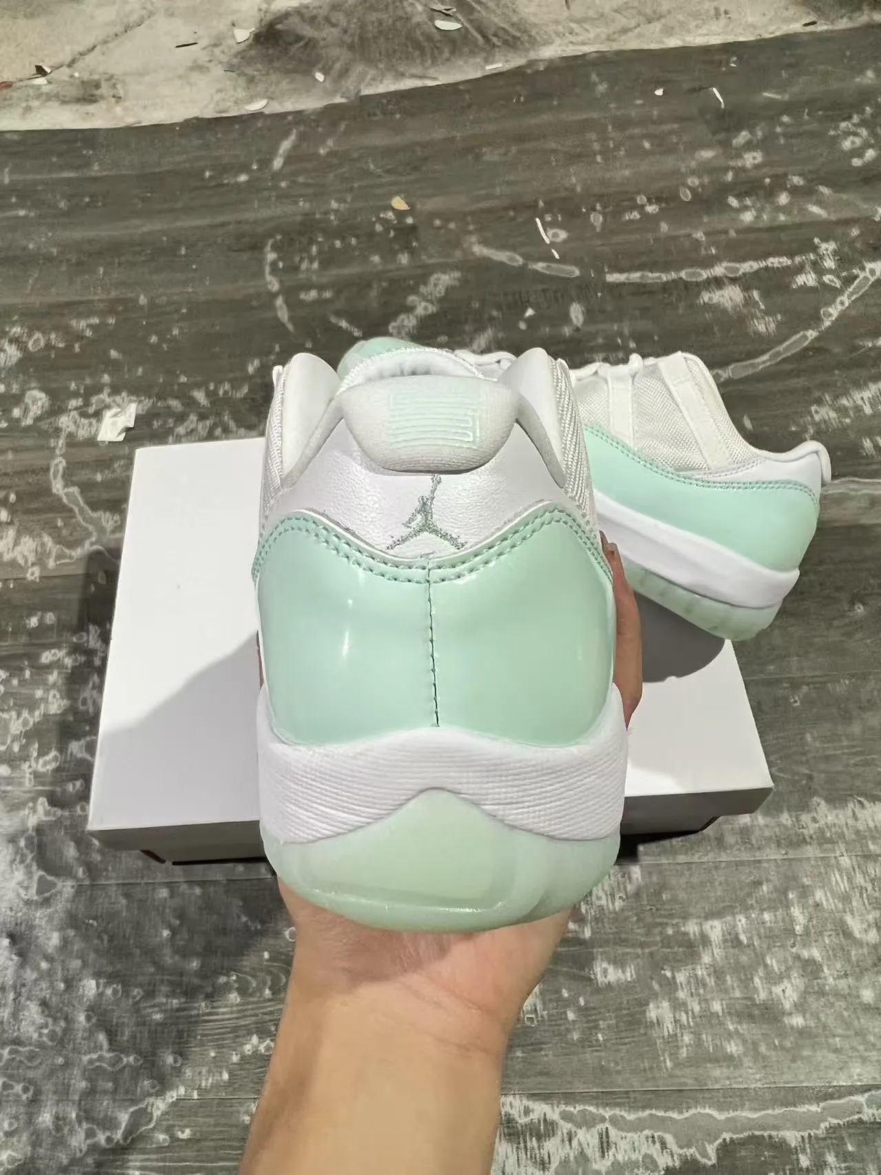 Tênis de basquete Air Jordan 11 em couro envernizado verde-menta 8