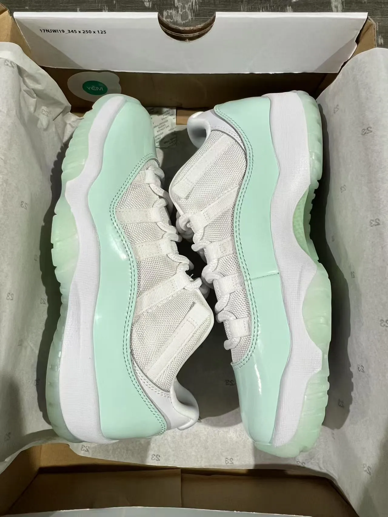 Tênis de basquete Air Jordan 11 em couro envernizado verde-menta 9