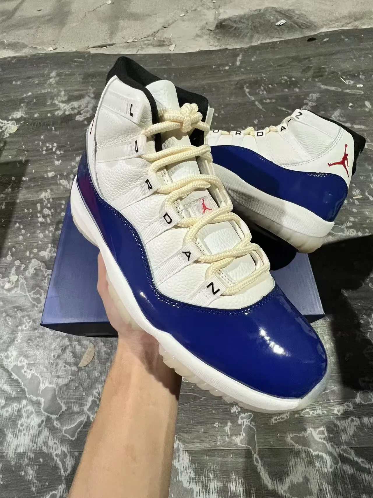 Air Jordan 11 Tênis de Basquete Branco Azul Royal Couro Patentado 2