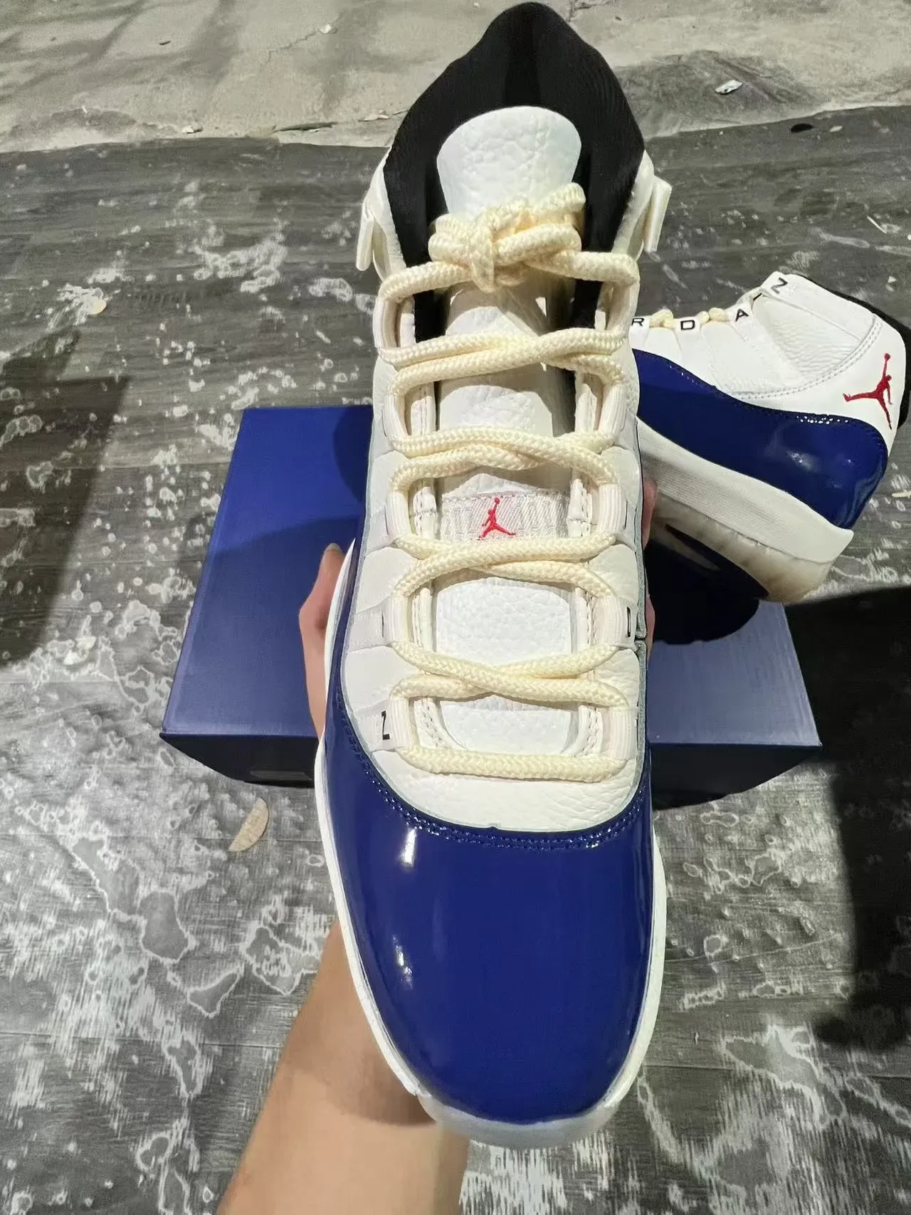 Air Jordan 11 Tênis de Basquete Branco Azul Royal Couro Patentado 3