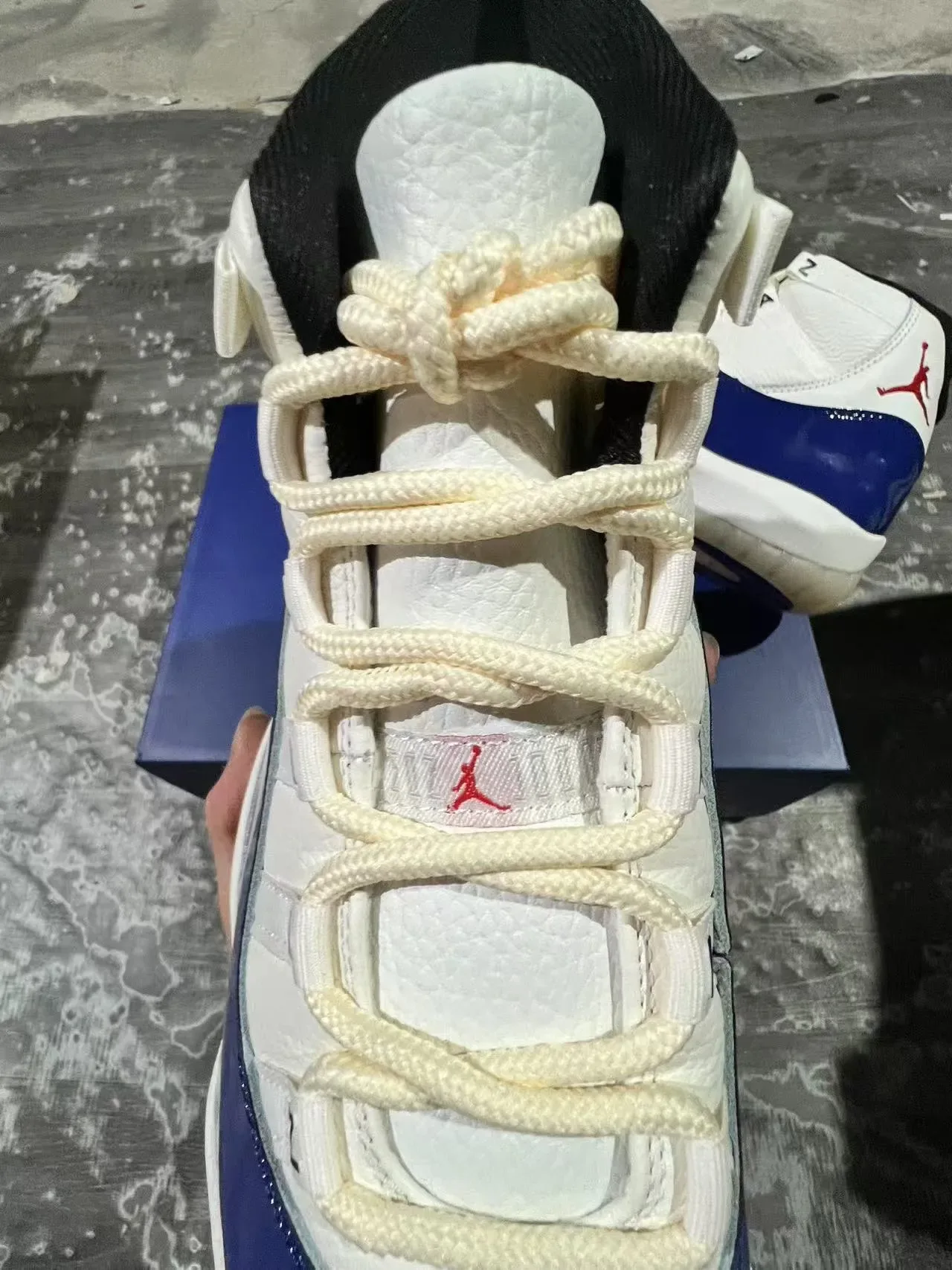 Air Jordan 11 Tênis de Basquete Branco Azul Royal Couro Patentado 4