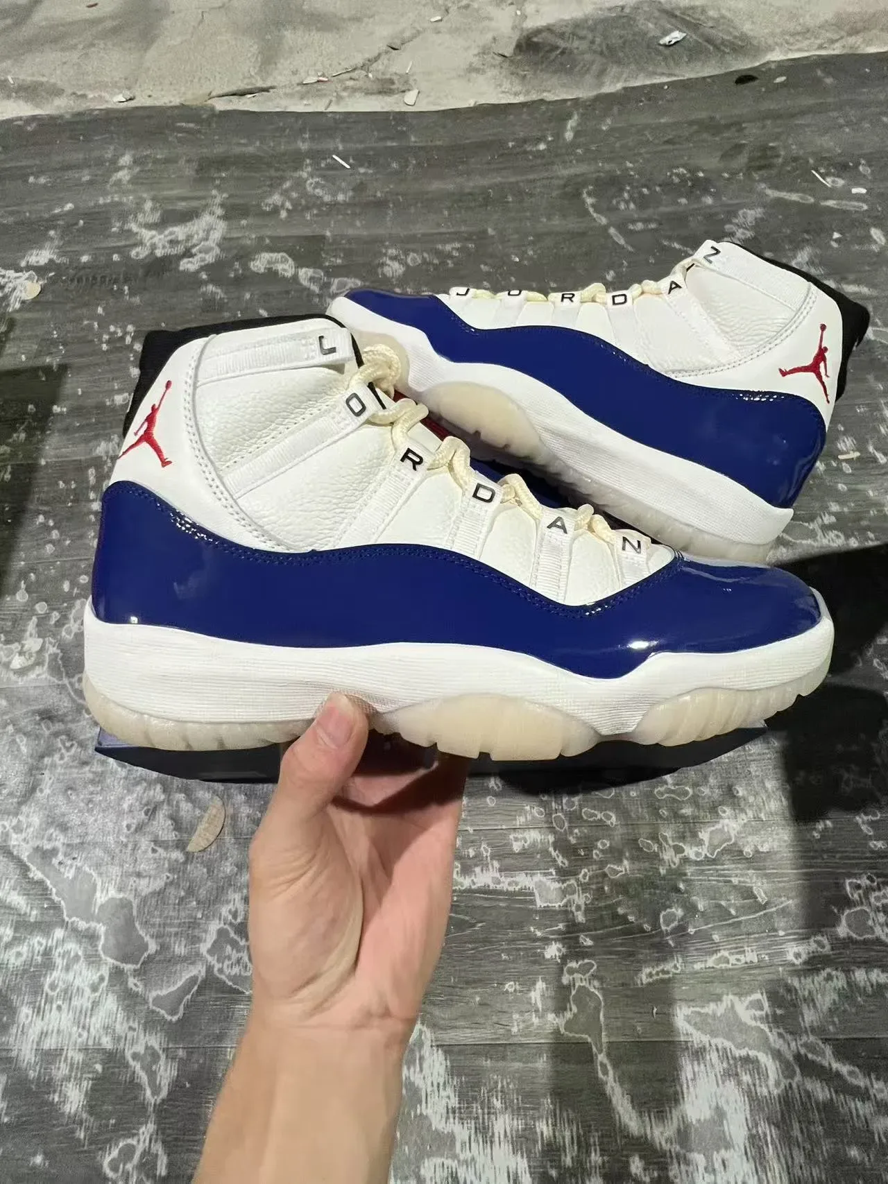 Air Jordan 11 Tênis de Basquete Branco Azul Royal Couro Patentado 7