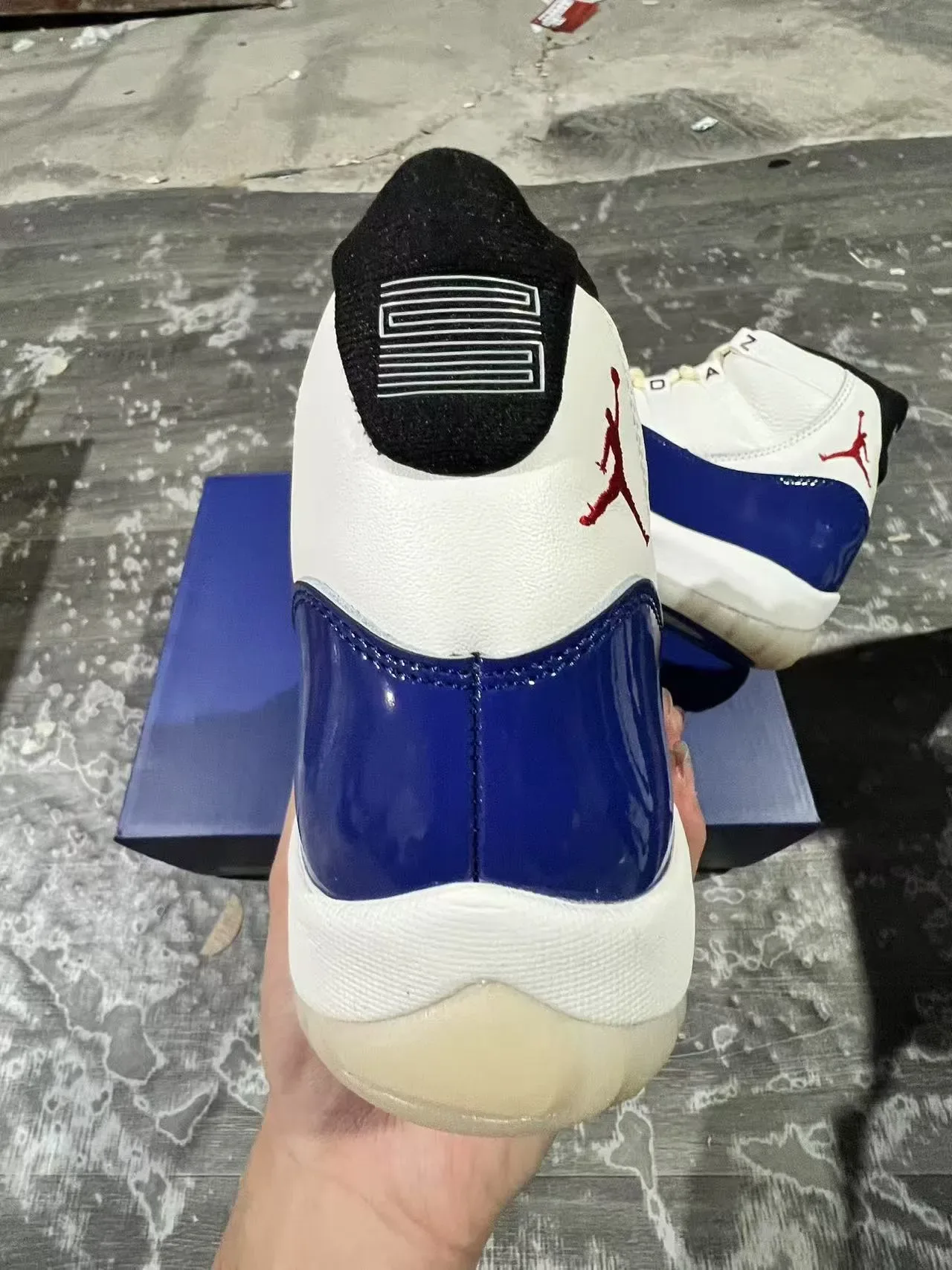Air Jordan 11 Tênis de Basquete Branco Azul Royal Couro Patentado 8