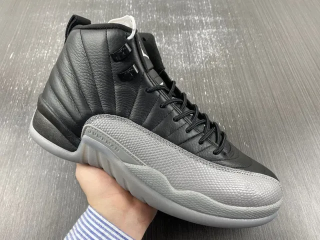 Air Jordan 12 Chaussures de Basketball Noires et Grises 4
