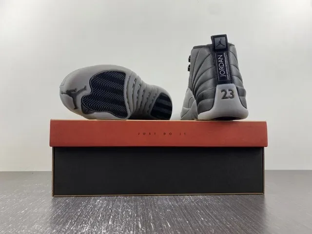 Air Jordan 12 Chaussures de Basketball Noires et Grises 15