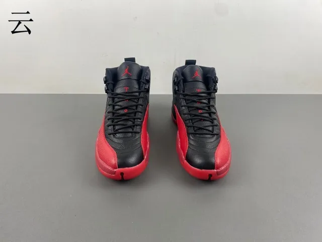 Chaussures de basketball Air Jordan 12 noir et rouge 4