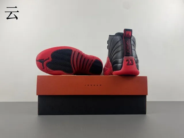 Chaussures de basketball Air Jordan 12 noir et rouge 6