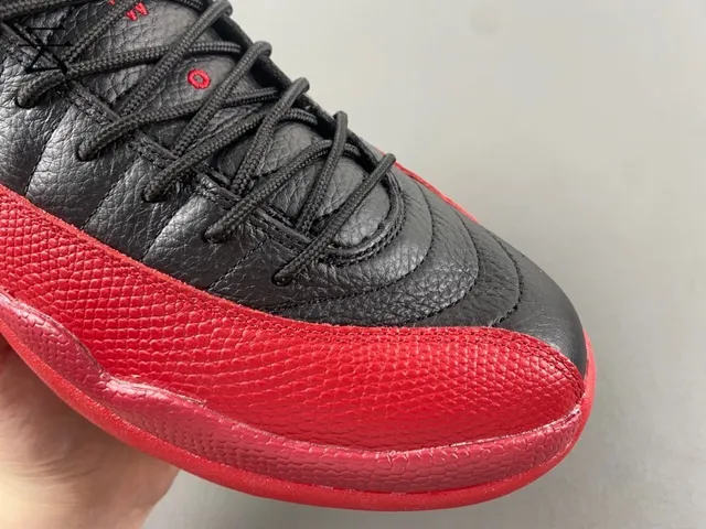 Chaussures de basketball Air Jordan 12 noir et rouge 11