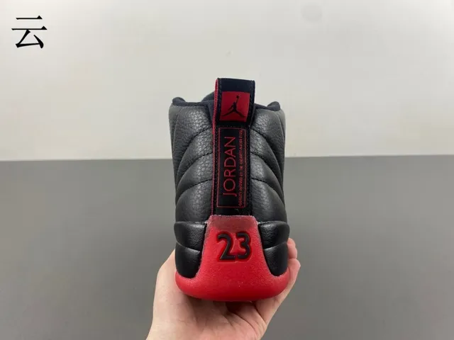 Chaussures de basketball Air Jordan 12 noir et rouge 13