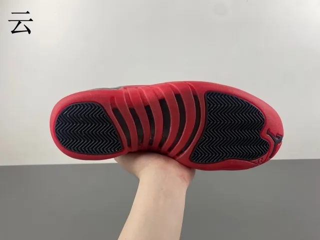 Chaussures de basketball Air Jordan 12 noir et rouge 16