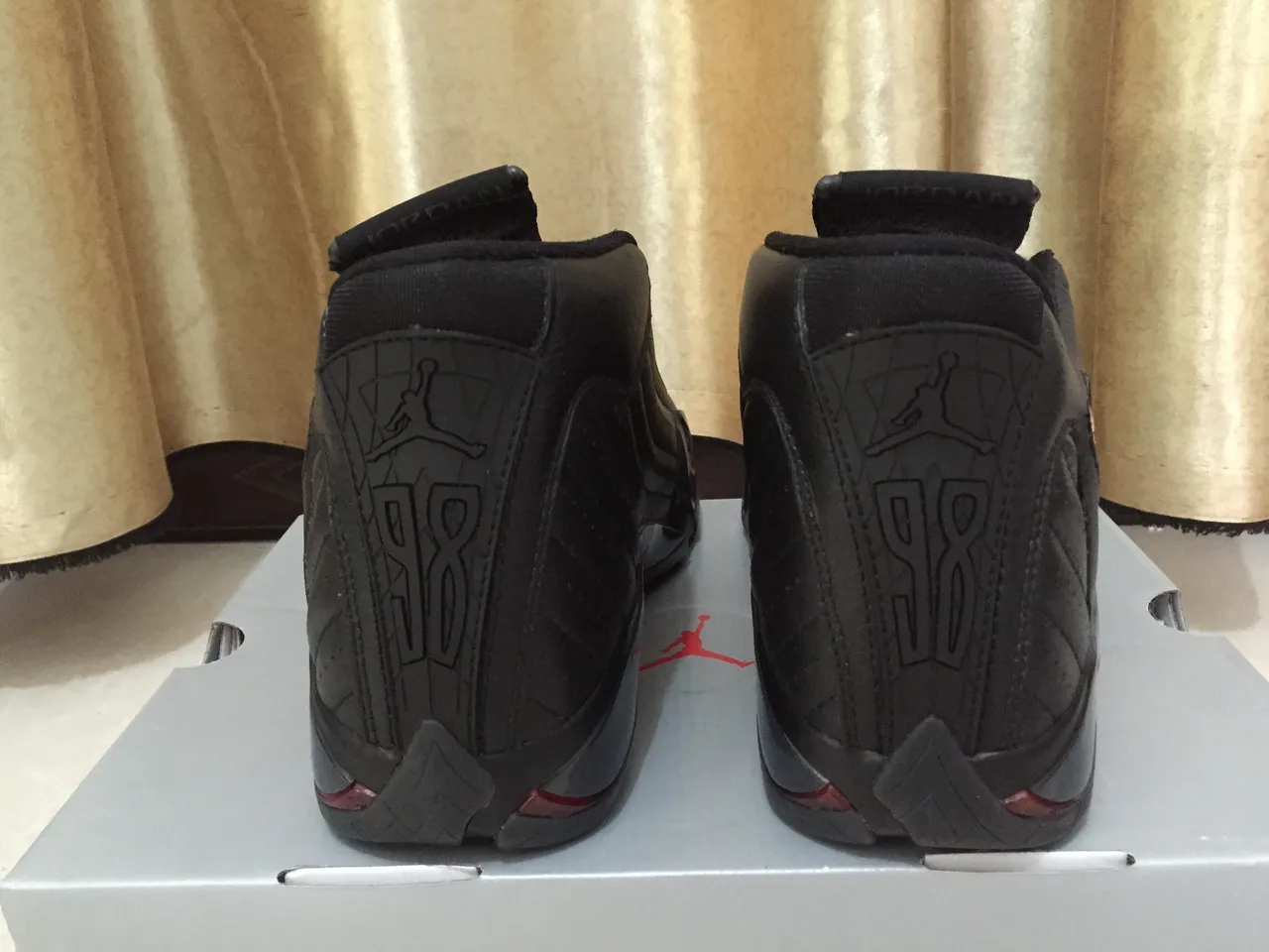 Chaussures de basketball Air Jordan 14 noir et or 2
