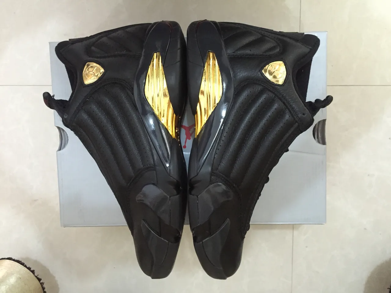 Chaussures de basketball Air Jordan 14 noir et or 3