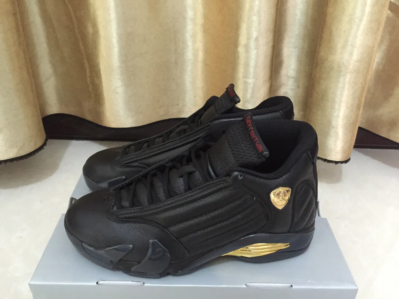 Chaussures de basketball Air Jordan 14 noir et or 4