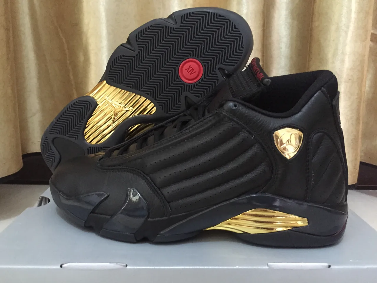 Chaussures de basketball Air Jordan 14 noir et or 5
