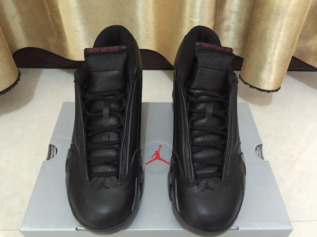 Chaussures de basketball Air Jordan 14 noir et or 6