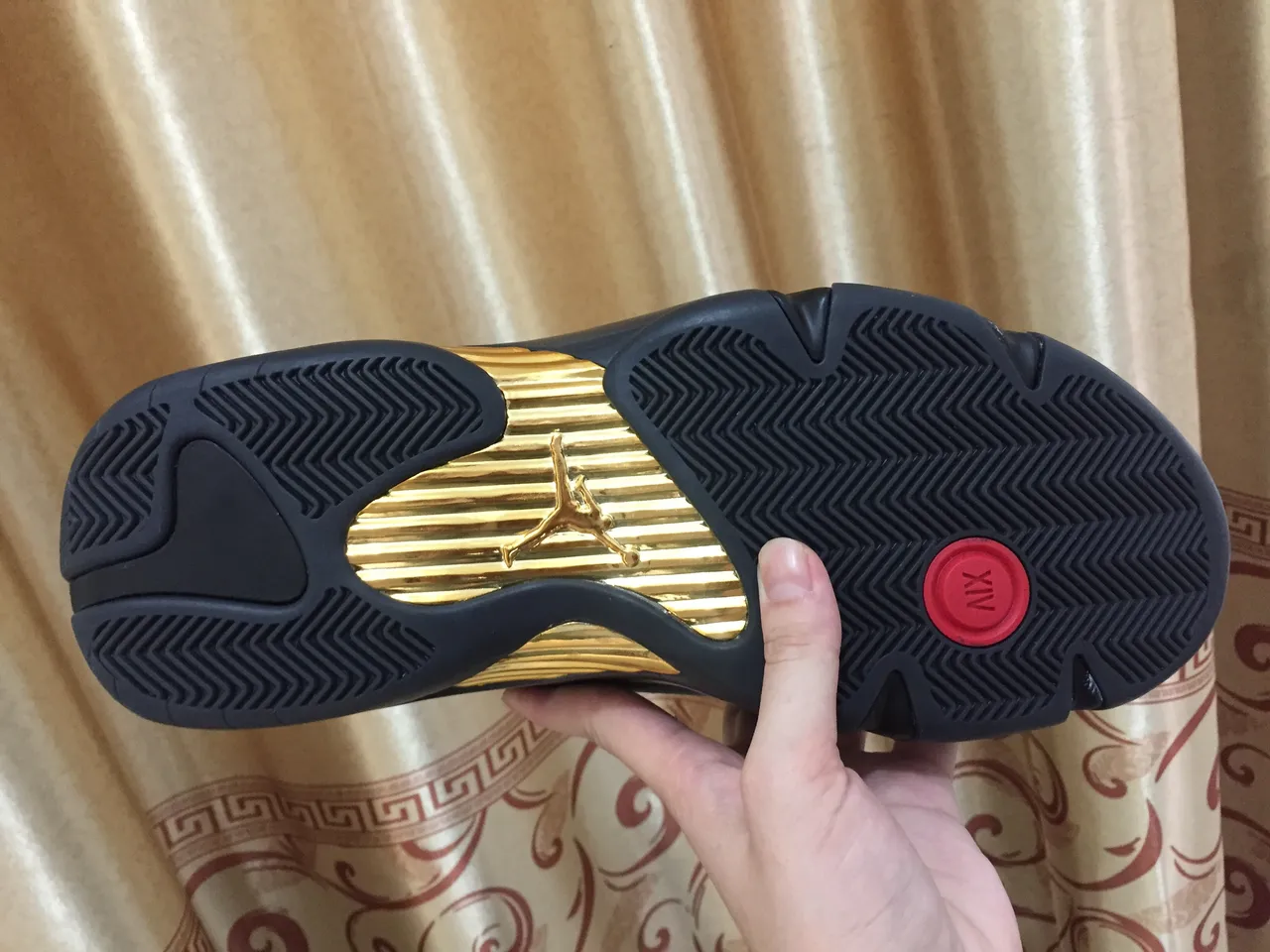 Chaussures de basketball Air Jordan 14 noir et or 7