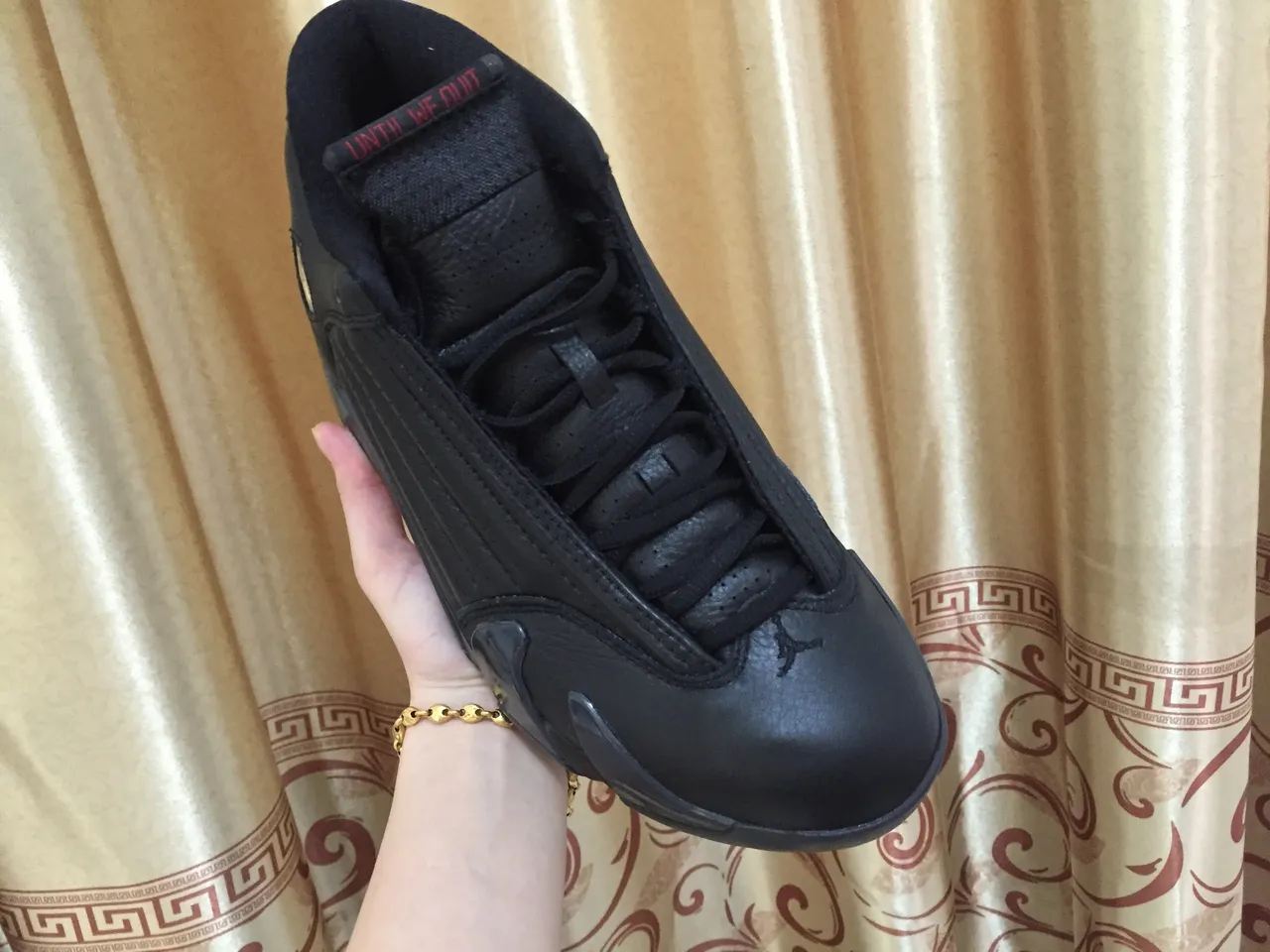 Chaussures de basketball Air Jordan 14 noir et or 9
