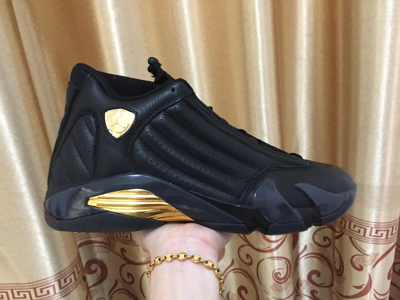Chaussures de basketball Air Jordan 14 noir et or 10
