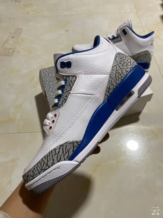 Tênis de basquete Air Jordan 3 branco e azul royal com estampa de elefante 4