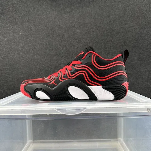 Chaussures de basketball Air Jordan 37 noir et rouge avec empiècement ondulé 2
