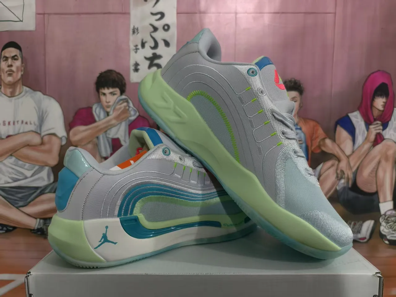 Tênis de basquete Air Jordan 37 cinza e azul com entressola ondulada em camadas e cabedal em mesh e estrutura sintética 3