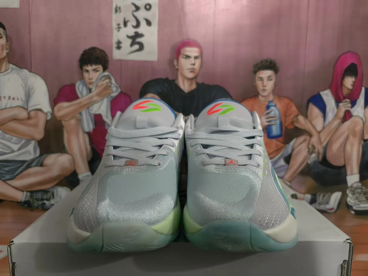 Tênis de basquete Air Jordan 37 cinza e azul com entressola ondulada em camadas e cabedal em mesh e estrutura sintética 4
