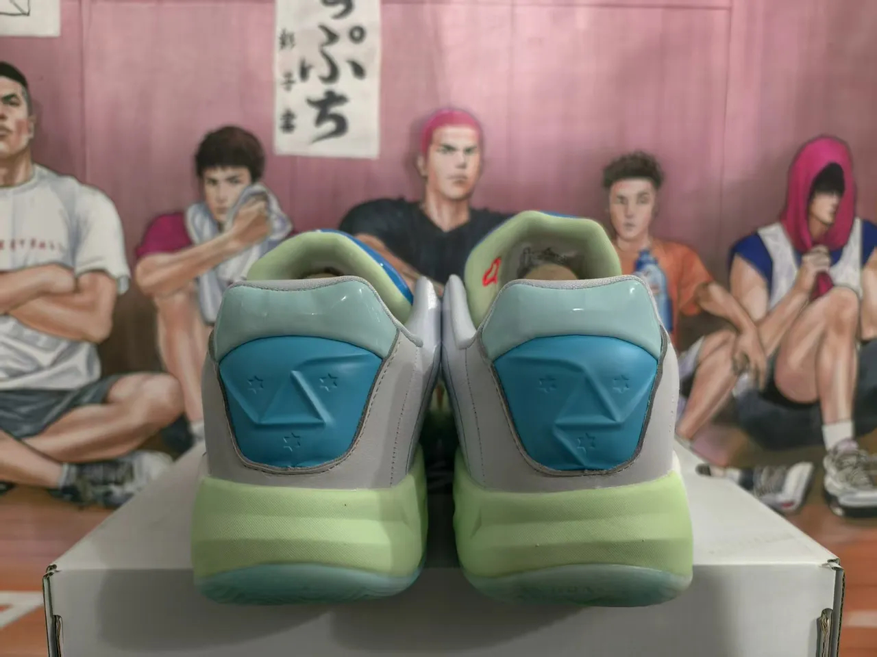 Tênis de basquete Air Jordan 37 cinza e azul com entressola ondulada em camadas e cabedal em mesh e estrutura sintética 5