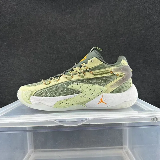 Chaussures de basketball Air Jordan 37 vert et orange avec empeigne en mesh superposé et synthétique et semelle intermédiaire blanche mouchetée 2