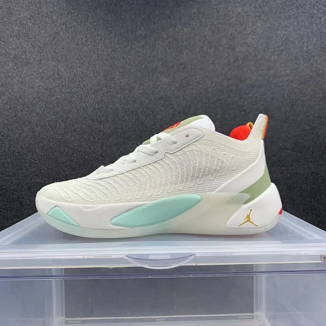 Tênis de basquete Air Jordan 37 branco e verde com cabedal em malha e entressola esculpida 2