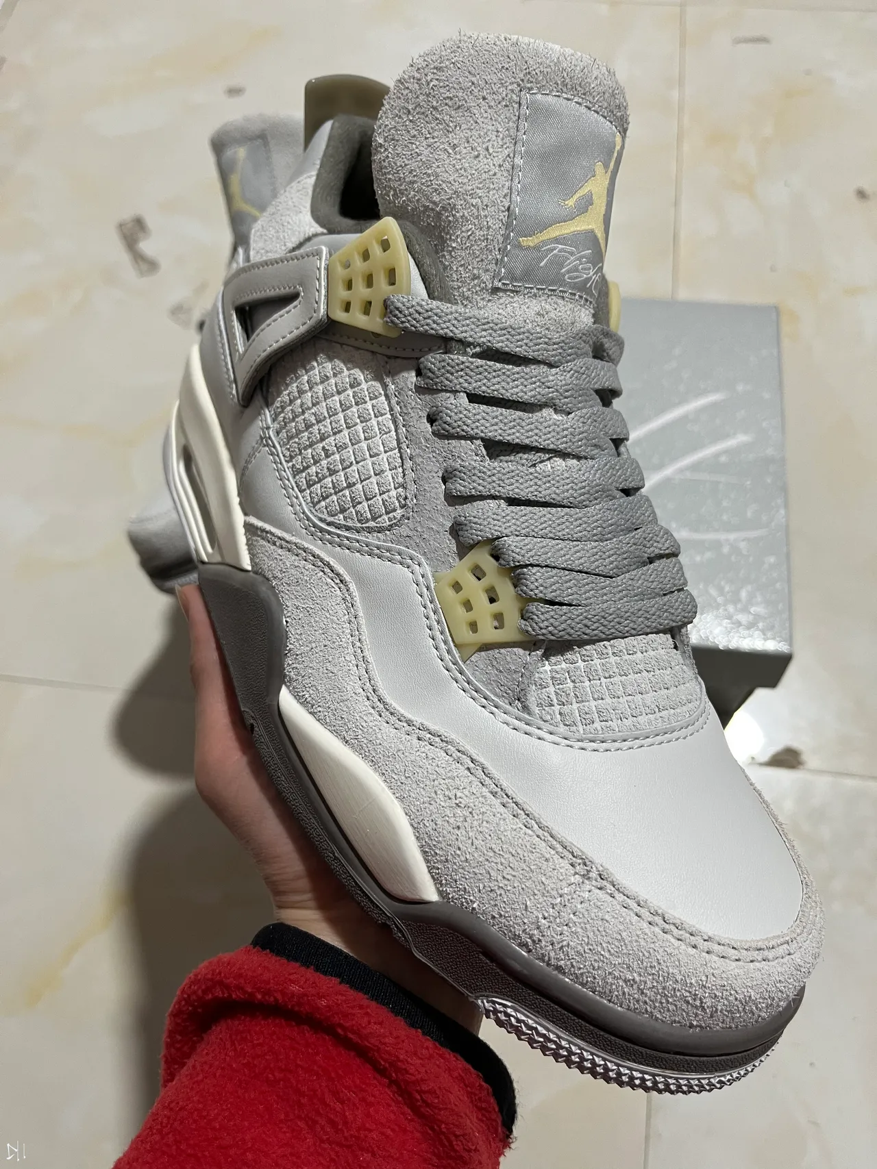 Chaussures de basketball Air Jordan 4 gris et blanc cassé 2