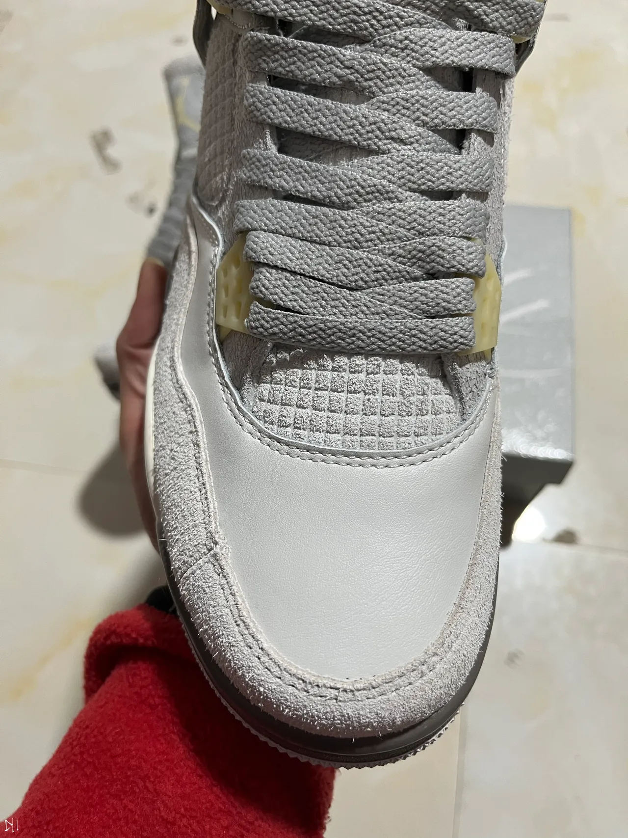Chaussures de basketball Air Jordan 4 gris et blanc cassé 3