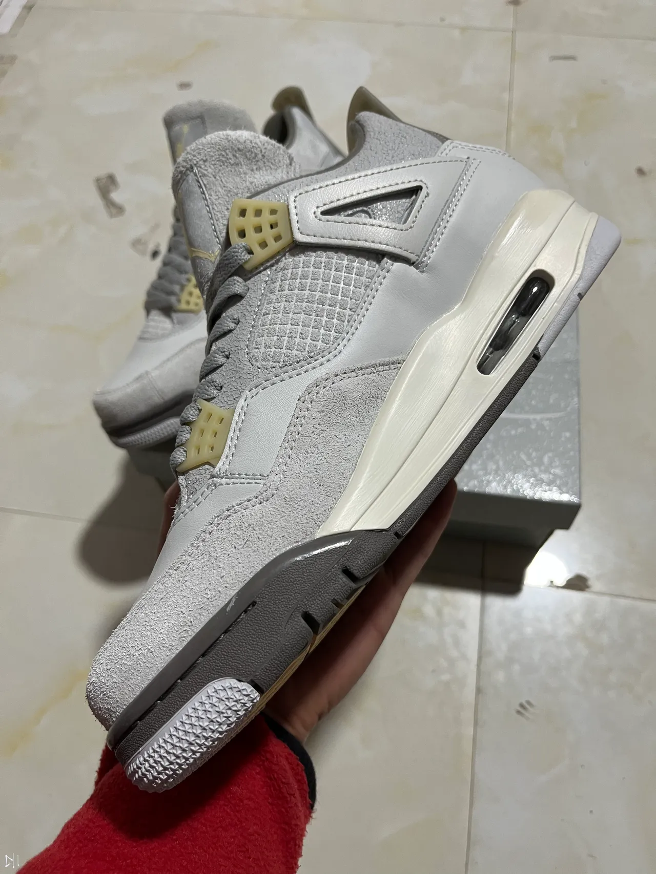 Chaussures de basketball Air Jordan 4 gris et blanc cassé 4