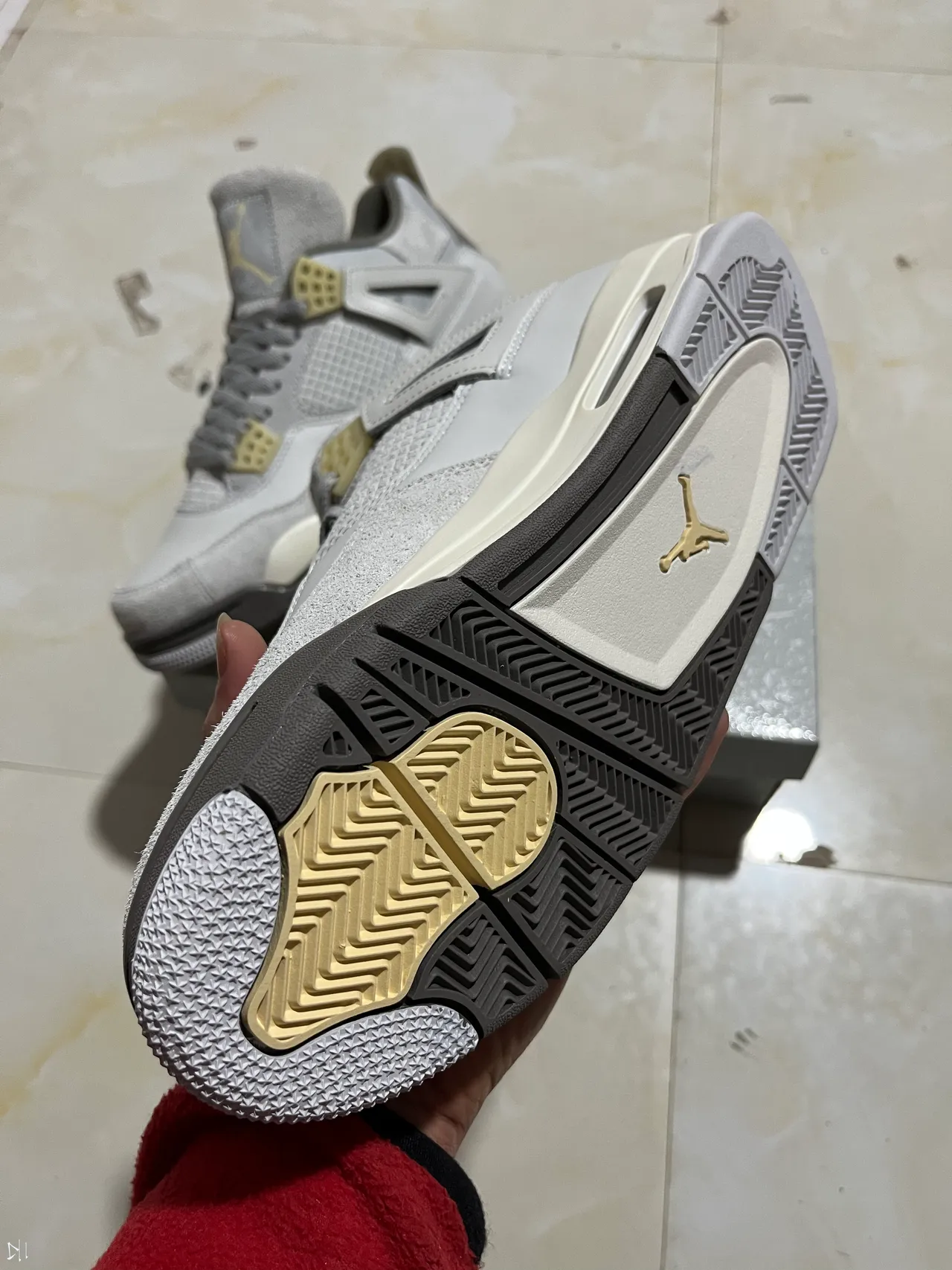 Chaussures de basketball Air Jordan 4 gris et blanc cassé 5