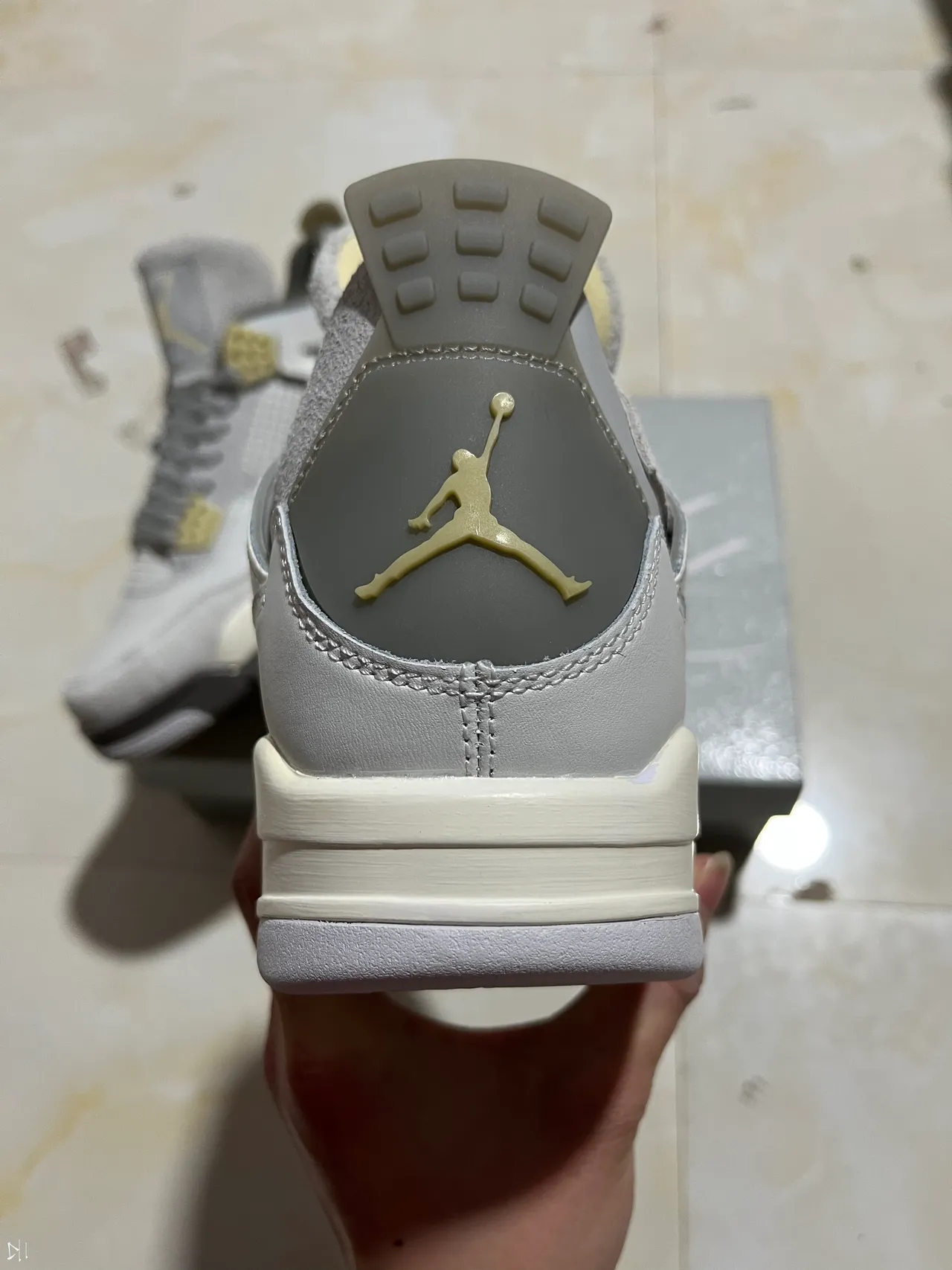 Chaussures de basketball Air Jordan 4 gris et blanc cassé 6