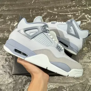 Air Jordan 4 浅灰色和中灰色篮球鞋