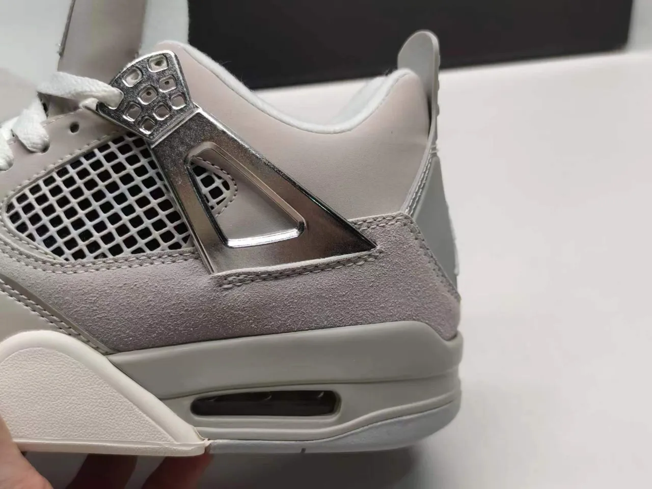 Chaussures de basketball Air Jordan 4 gris métallisé monochrome avec bloque-lacets 2