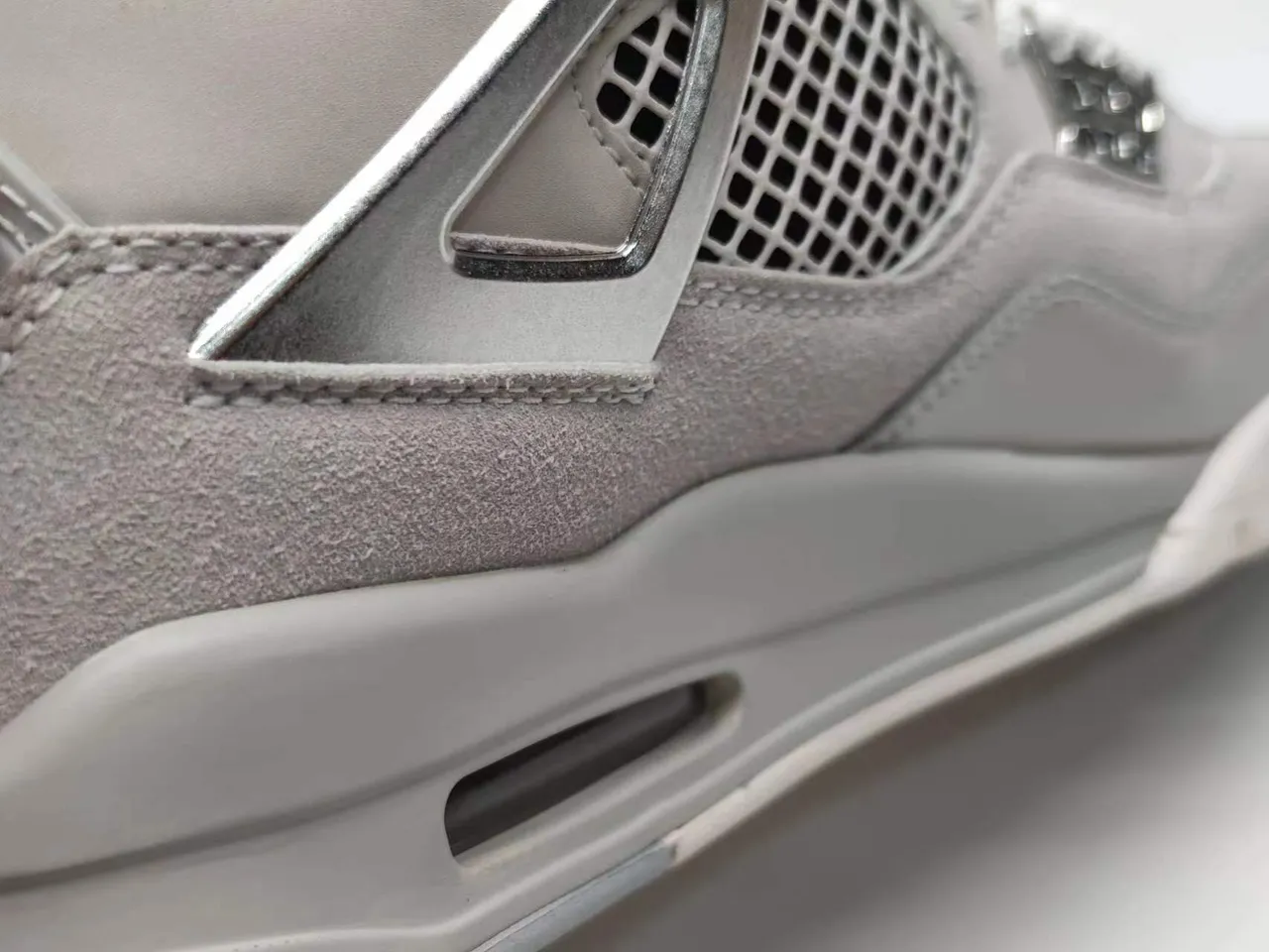 Chaussures de basketball Air Jordan 4 gris métallisé monochrome avec bloque-lacets 3