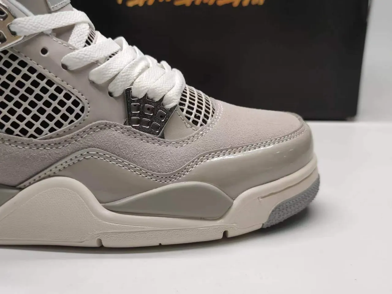 Chaussures de basketball Air Jordan 4 gris métallisé monochrome avec bloque-lacets 4