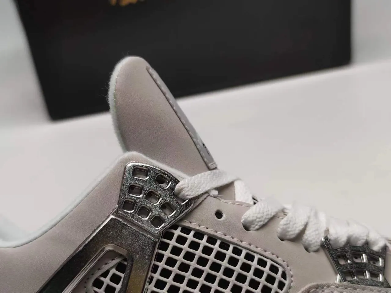Chaussures de basketball Air Jordan 4 gris métallisé monochrome avec bloque-lacets 5